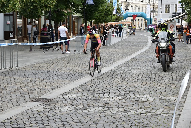 他仍继续展 他仍继续展